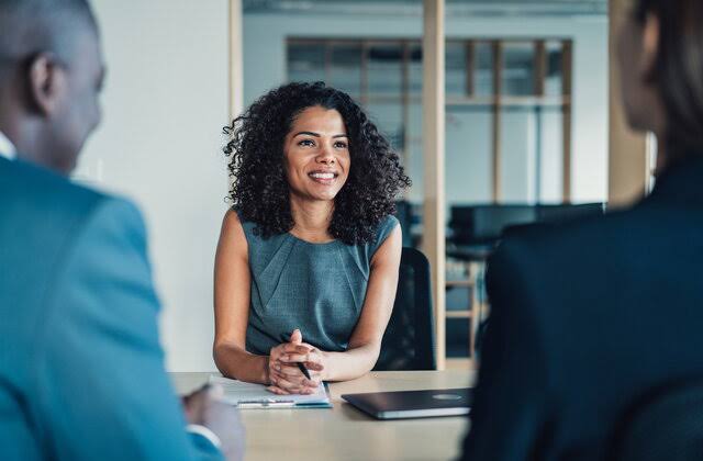 Consultante Nickel Bank en entretien avec des clients